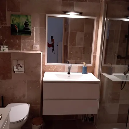 - Joli Avec Balcon Apartamento